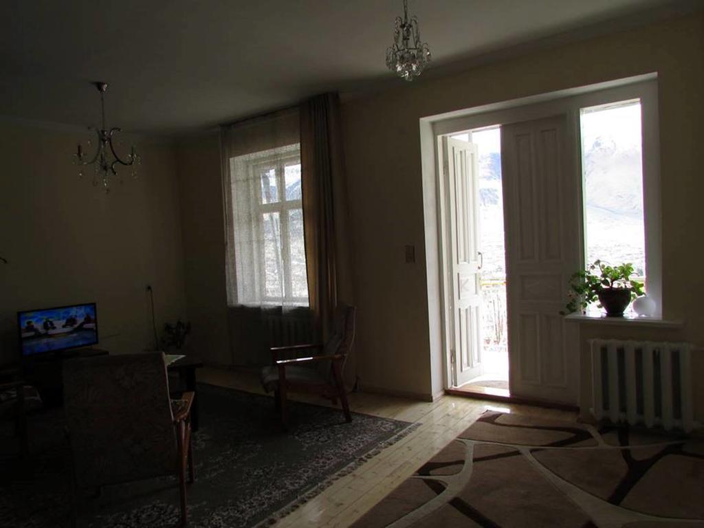 Red Stone Guest House Казбеги Екстериор снимка